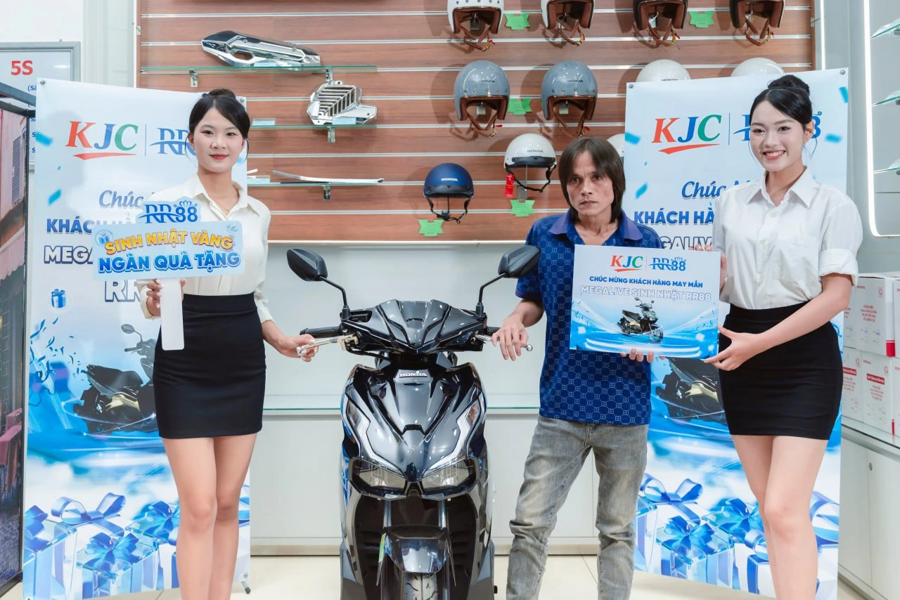 tặng xe air blade khách hàng may mắn