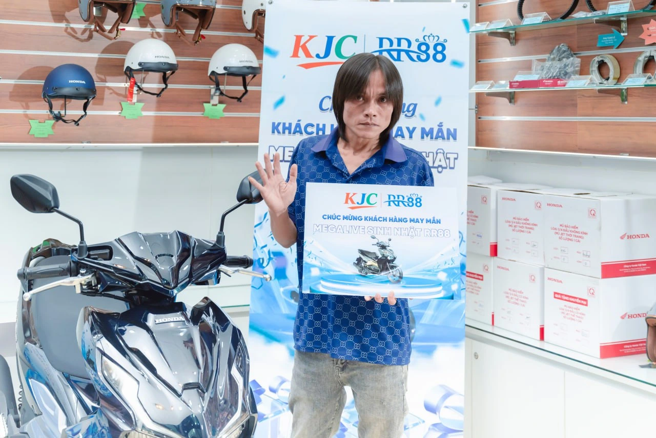 tặng xe air blade khách hàng may mắn